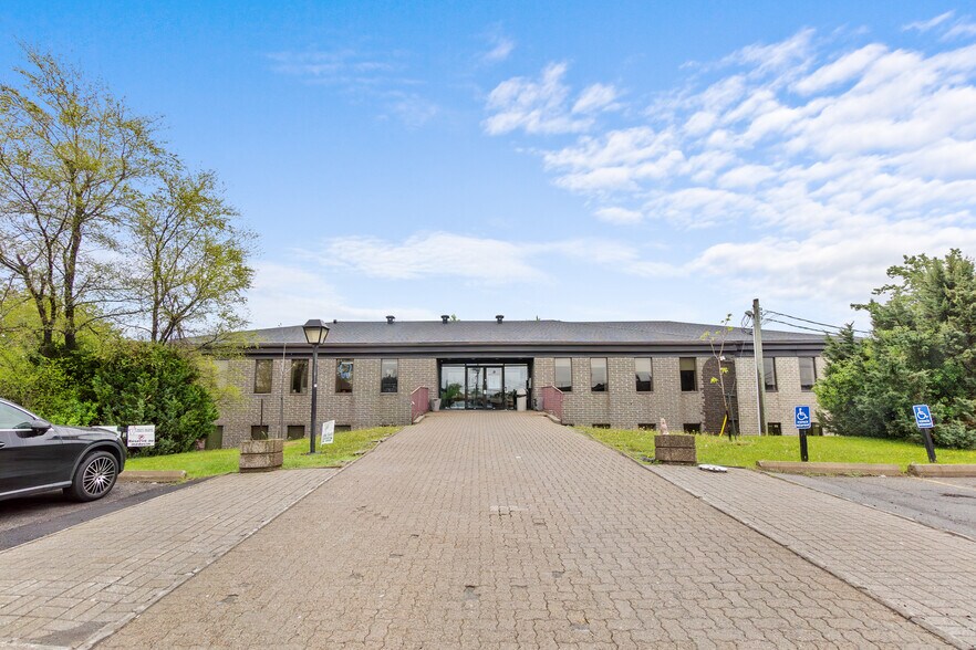 More Photos Of 3400 Rue du Marché, Dollard-des-Ormeaux Medical For Lease