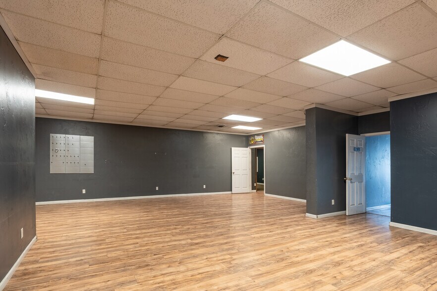 More Photos Of 405 S Pershing St, Energy Office For Sale