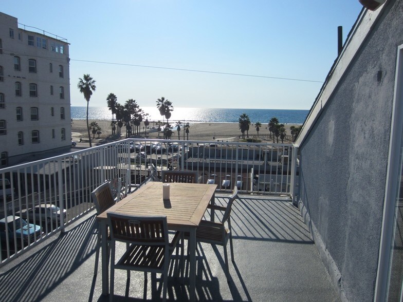 More Photos Of 14 Ozone Ave, Venice Apartments For Sale