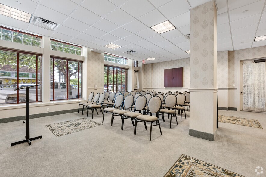 More Photos Of 250 E James St, Cleburne Hotel For Sale