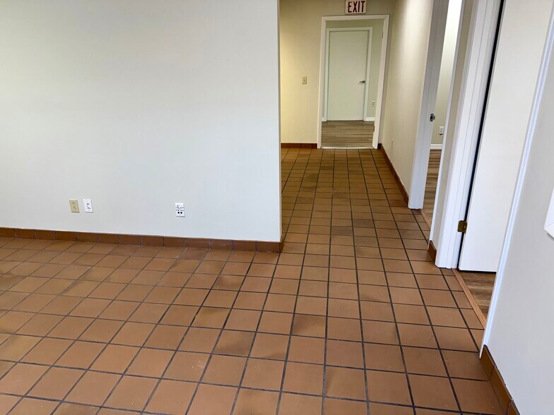 More Photos Of 5422-5432 W Crenshaw St, Tampa Unknown For Lease