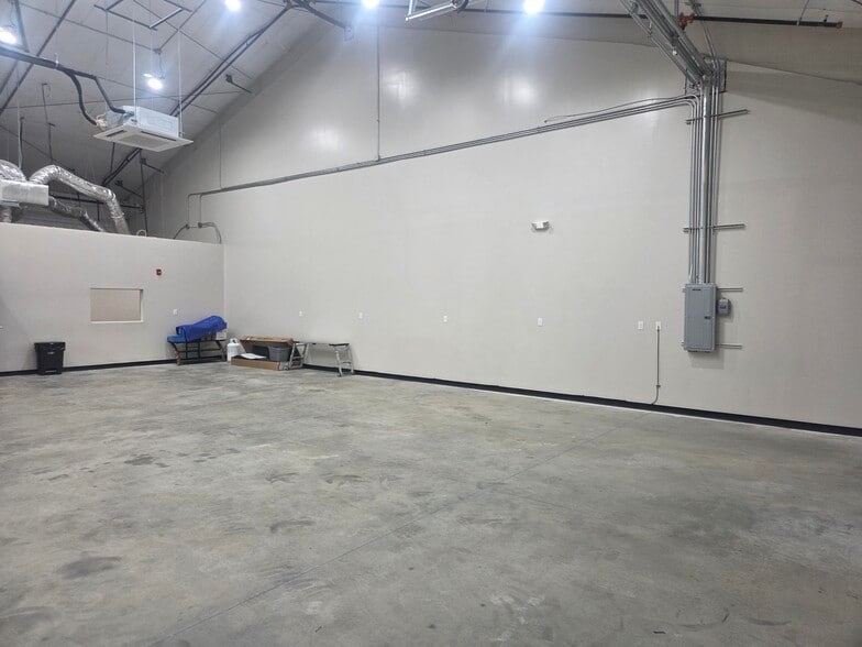 More Photos Of 3275 North McDonald Street, McKinney Distribution For Lease