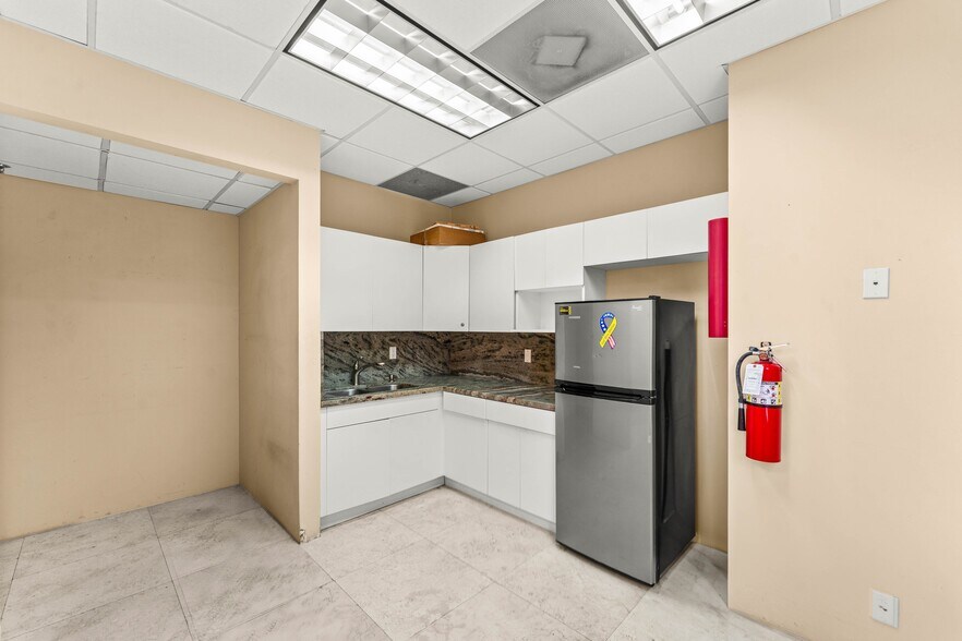 More Photos Of 7820-7860 Glades Rd, Boca Raton Office For Lease