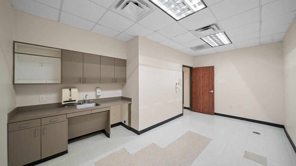 More Photos Of 910 N Highway 146, Baytown Medical For Lease