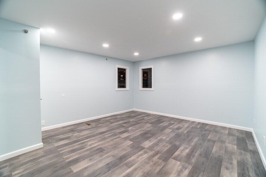 More Photos Of 125-127 Byassee Dr, Hazelwood Warehouse For Lease