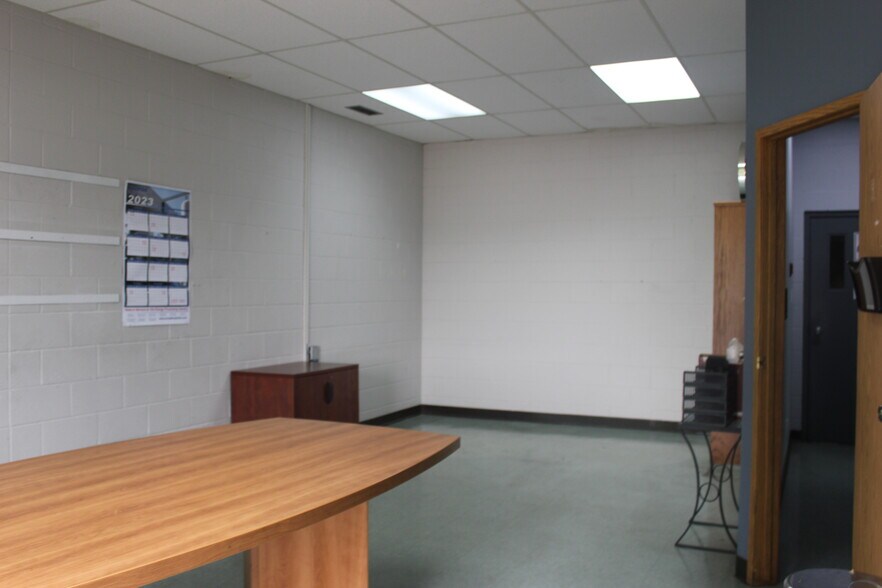 More Photos Of 1954 10 Av NW, Medicine Hat Warehouse For Sale