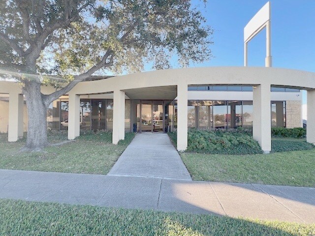 Primary Photo Of 5875 Weber Rd, Corpus Christi Bank For Sale