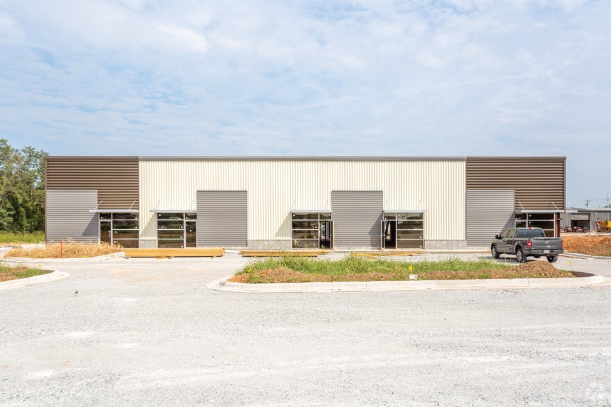 More Photos Of 2416 S 8th St, Rogers Flex For Lease