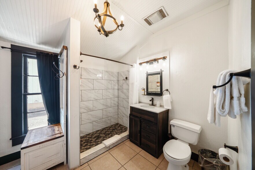 More Photos Of 1103 Maple St, Bandera Hotel For Sale