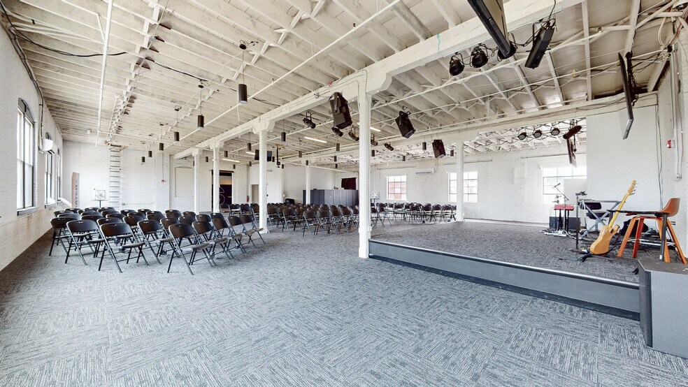 More Photos Of 2111 Center St, Cleveland Freestanding For Lease