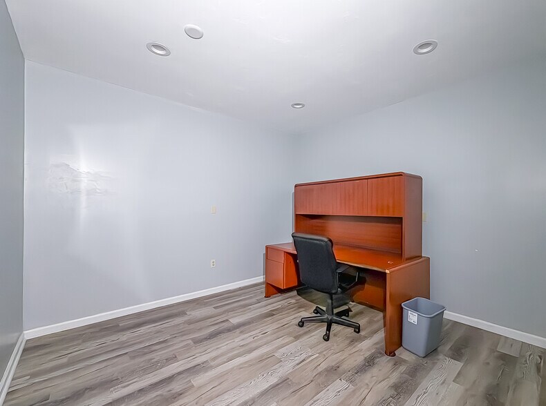 More Photos Of 2563-2567 Capital Medical Blvd, Tallahassee Medical For Sale