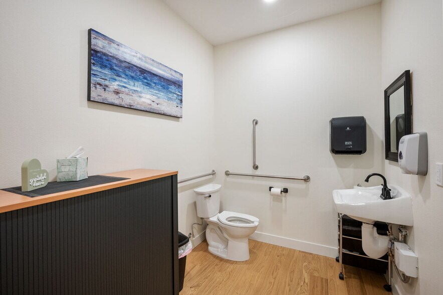 More Photos Of 1005 N Main Ave, Gresham Office For Sale