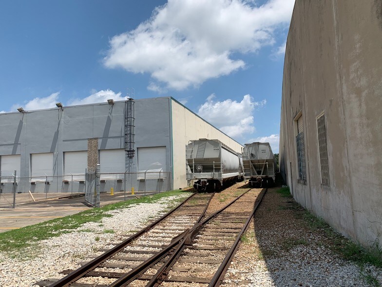 More Photos Of 11502 S Main St, Houston Distribution For Lease