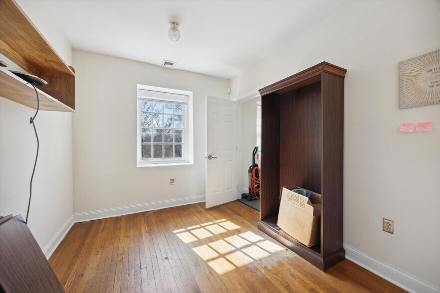 More Photos Of 400 E 21st St, Chester Office For Sale