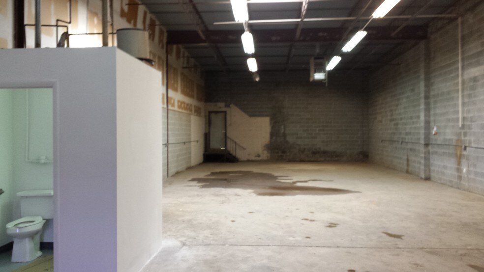 More Photos Of 8000-8032 Fernham Ln, Forestville Warehouse For Lease