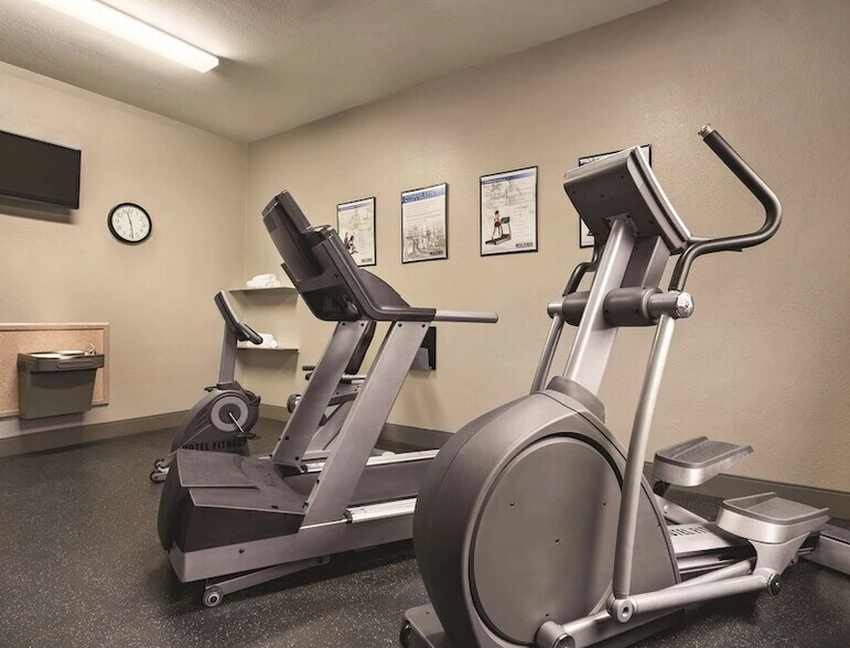 More Photos Of 5760 I 55 S, Byram Hotel For Sale