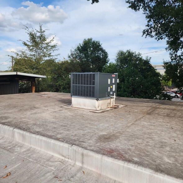 More Photos Of 3013 Bank St, Charlotte Showroom For Sale