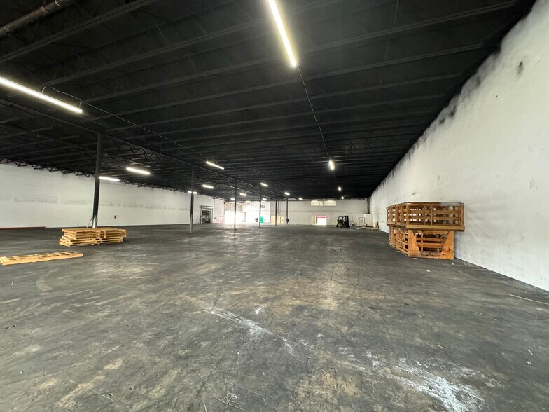 More Photos Of 7125 W 20th Ave, Hialeah Manufacturing For Lease