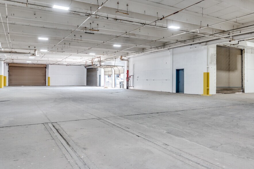 More Photos Of 1000 W Crosby Rd, Carrollton Warehouse For Lease