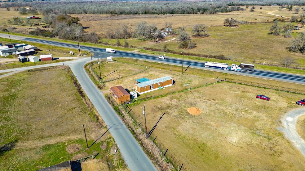 More Photos Of 9157 TX-105, Navasota Light Distribution For Sale