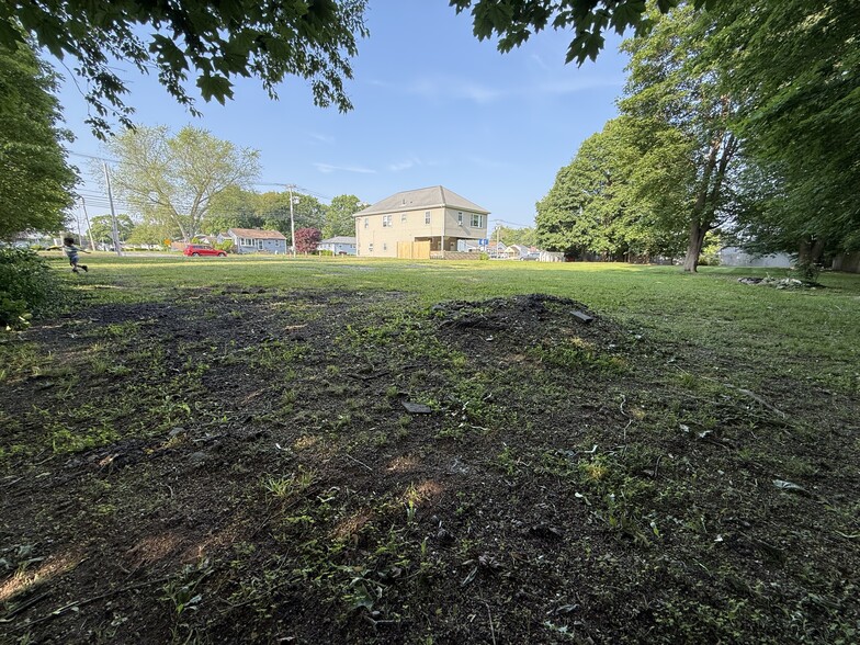 More Photos Of 418 Wilbur Ave, Swansea Land For Lease