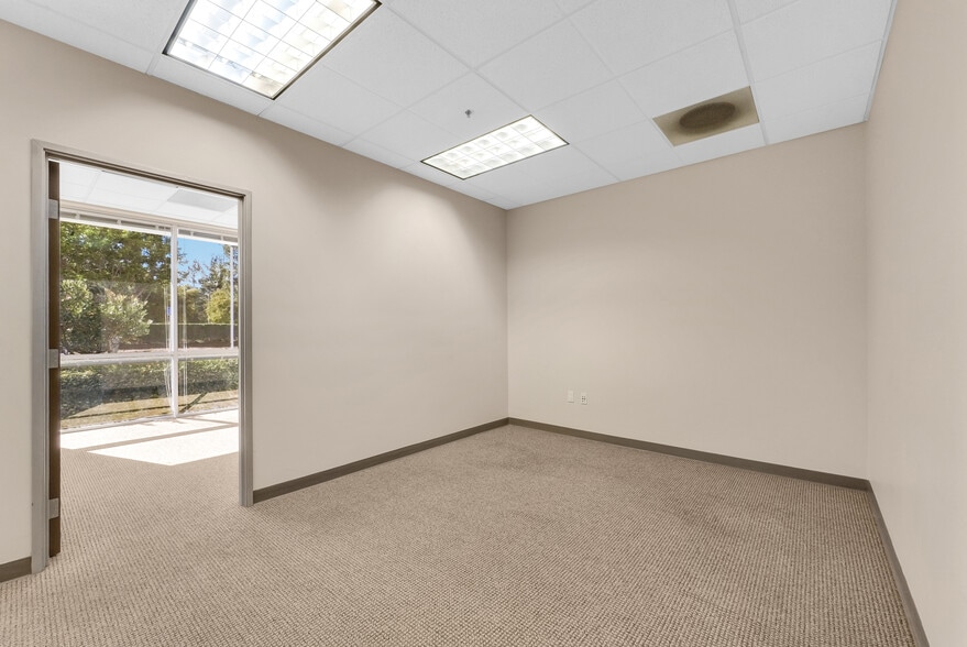 More Photos Of 64-76 Maxwell, Irvine Light Manufacturing For Lease