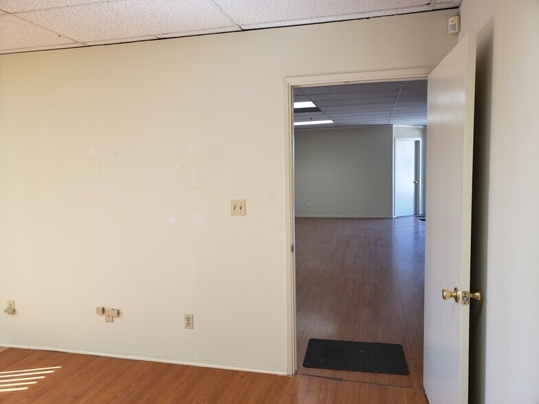 More Photos Of 400 S Glendale Ave, Glendale Unknown For Lease