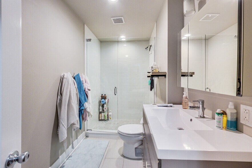 More Photos Of 2723 N Halsted St, Chicago Bar For Sale