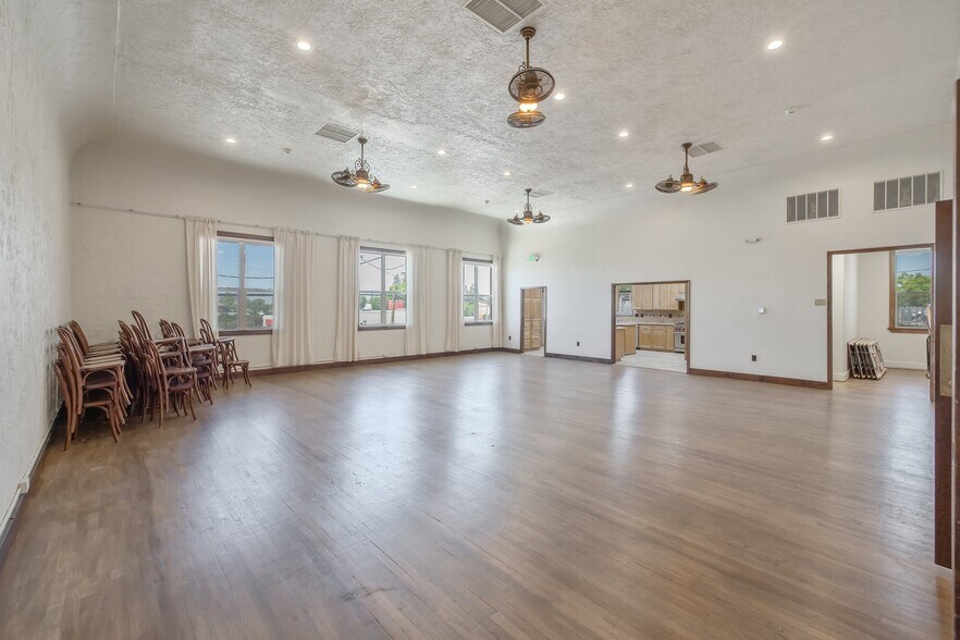 More Photos Of 128 S E St, Exeter Storefront For Sale