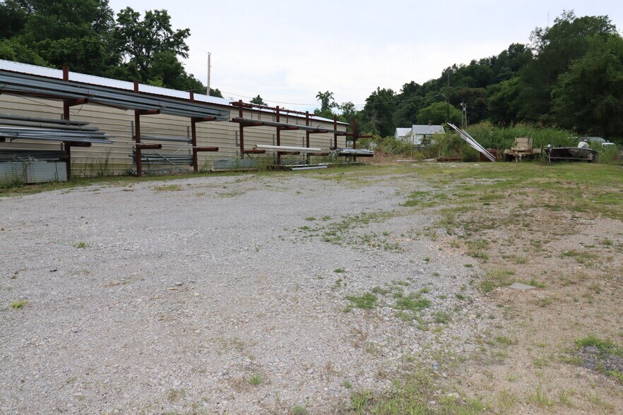 More Photos Of 2335 Columbia Hwy, Pulaski Office For Sale