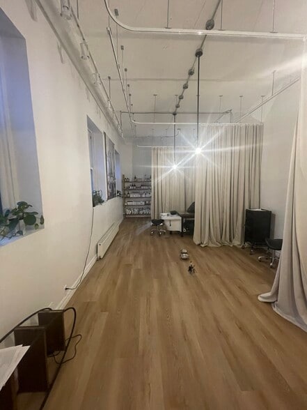 More Photos Of 984 Queen St W, Toronto Storefront Retail Residential For Lease