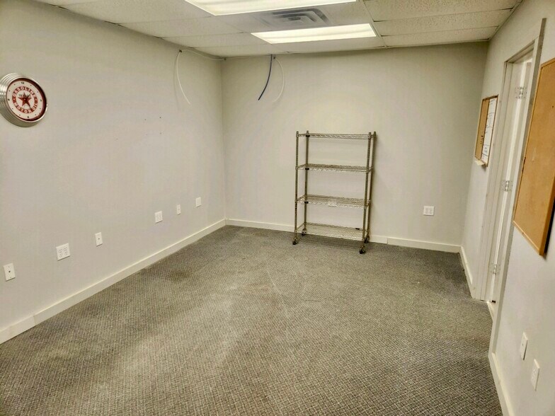 More Photos Of 5424 W Oak St, Palestine Showroom For Lease