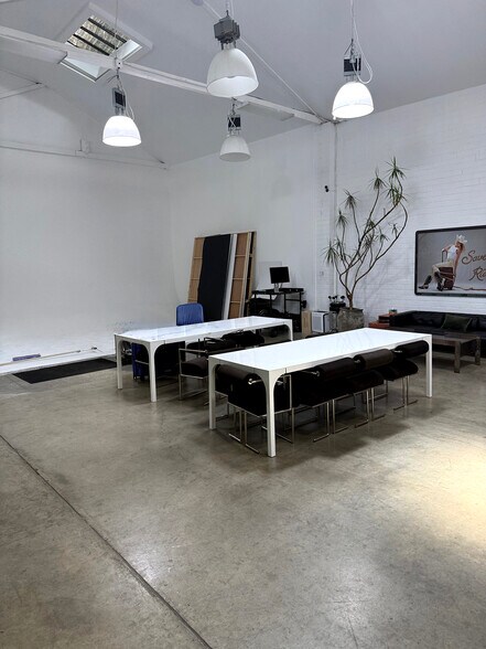 More Photos Of 1112 N Beachwood Dr, Los Angeles Office For Lease