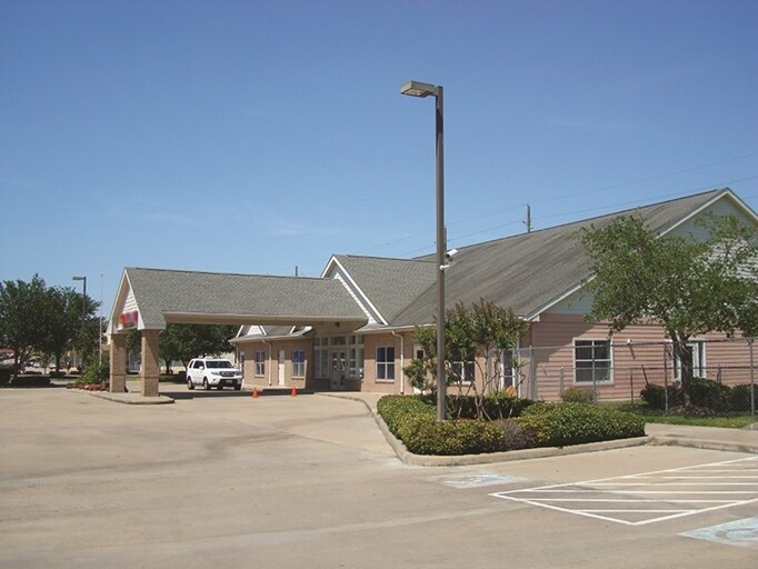 More Photos Of 3663 S Dairy Ashford Rd, Houston Veterinarian Kennel For Lease