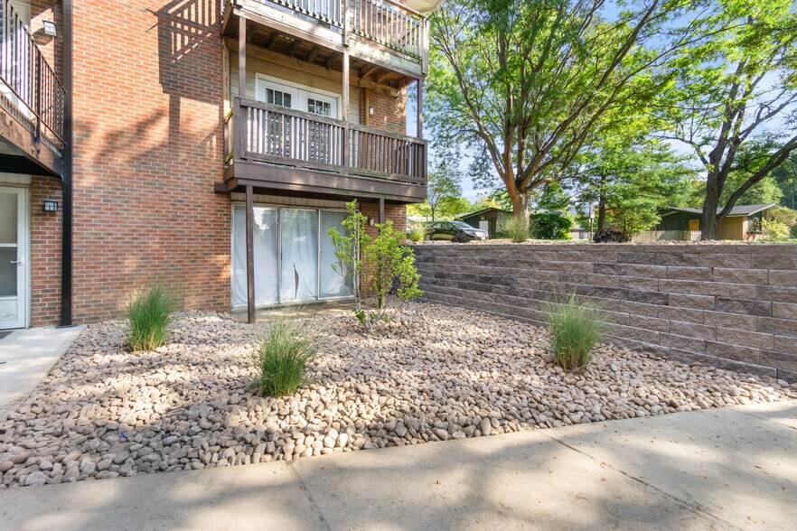 More Photos Of 101 Waldorf Pky, Syracuse Multifamily For Sale