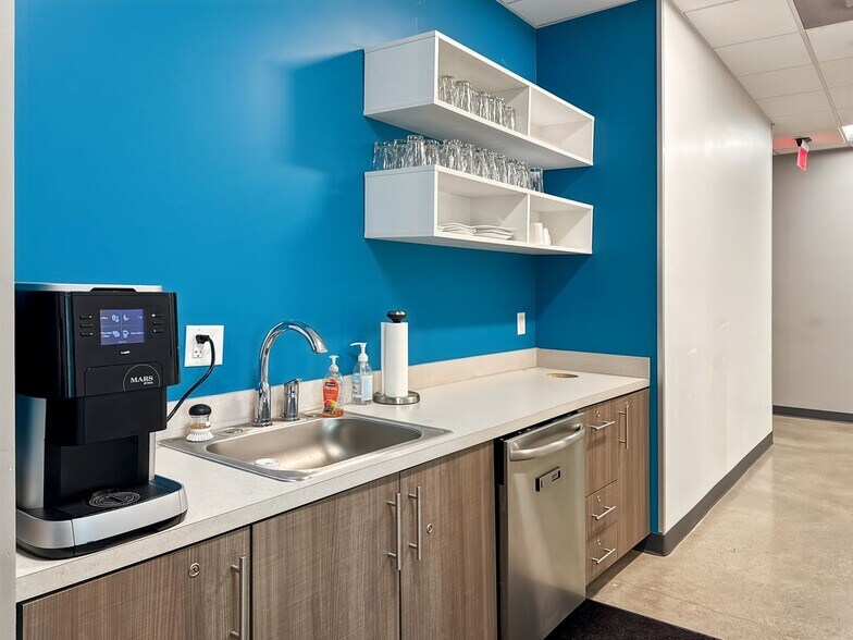 More Photos Of 1901 Manhattan Blvd, Harvey Coworking Space