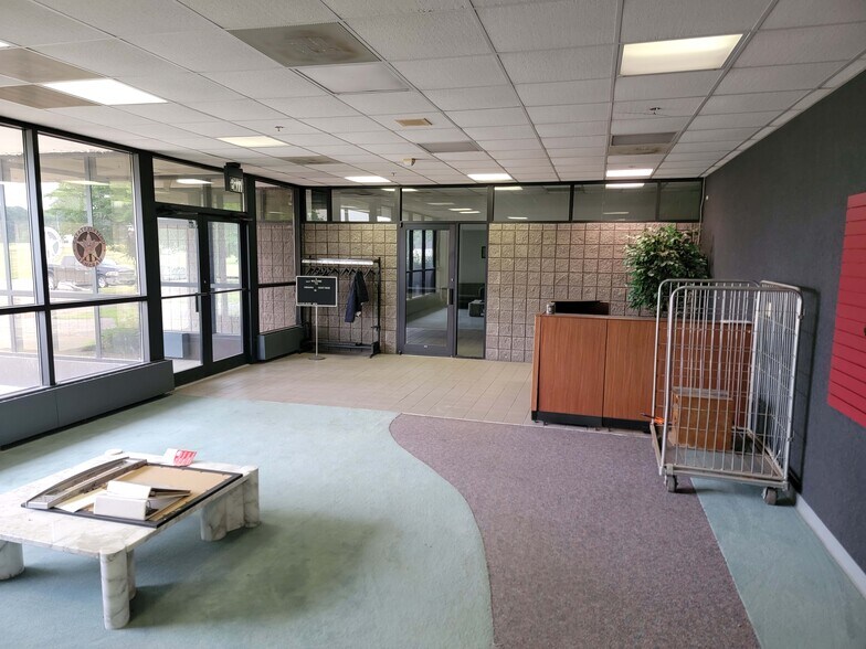 More Photos Of 917 Liechty Rd, Berne Office For Lease