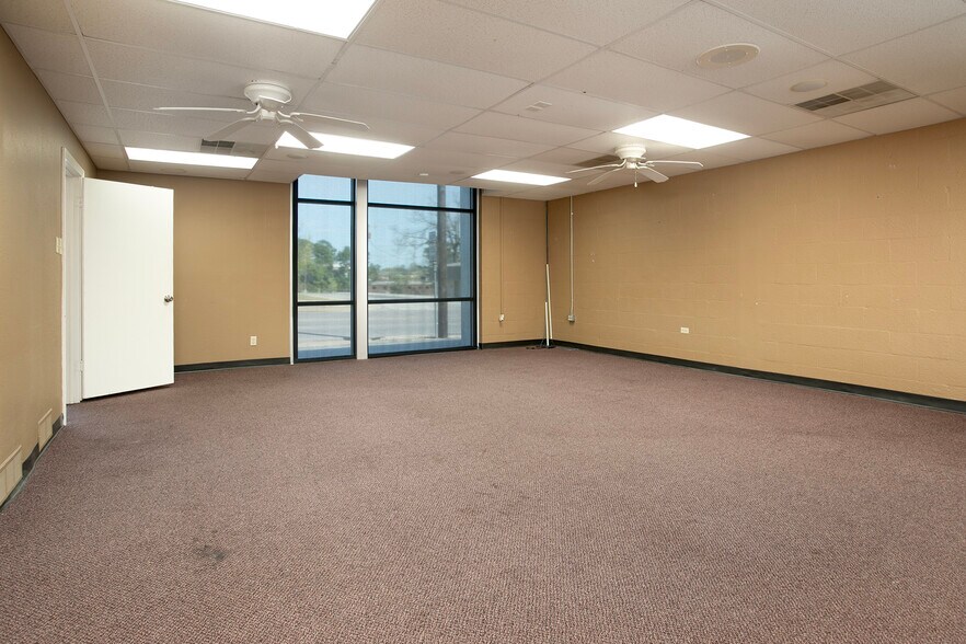 More Photos Of 415 Beckham Ave, Tyler Storefront For Sale