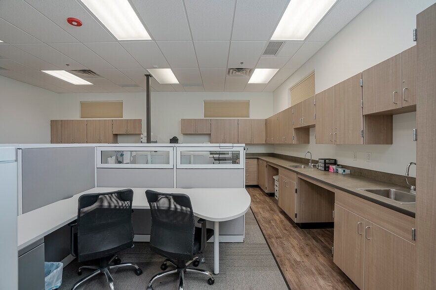 More Photos Of 3207 Lakeside Vlg, Prescott Office For Sale