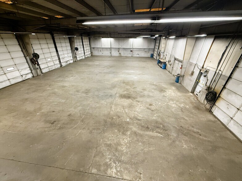 More Photos Of 7185-7189 Montevideo Rd, Jessup Service For Lease