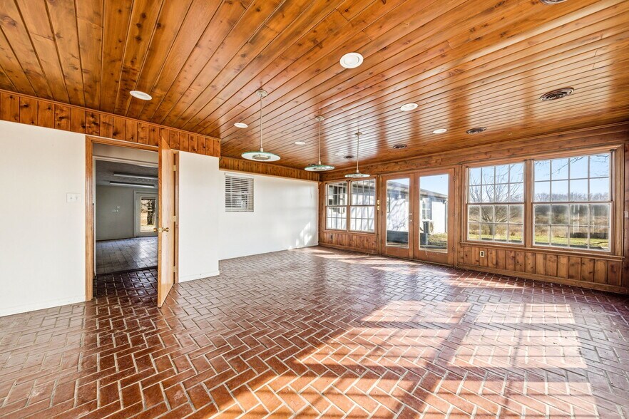 More Photos Of 803 E Broadway Blvd, Jefferson City Warehouse For Sale