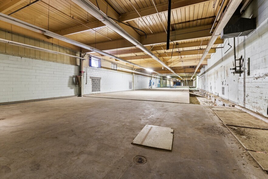 More Photos Of 327 Lewis St, Oxford Distribution For Lease