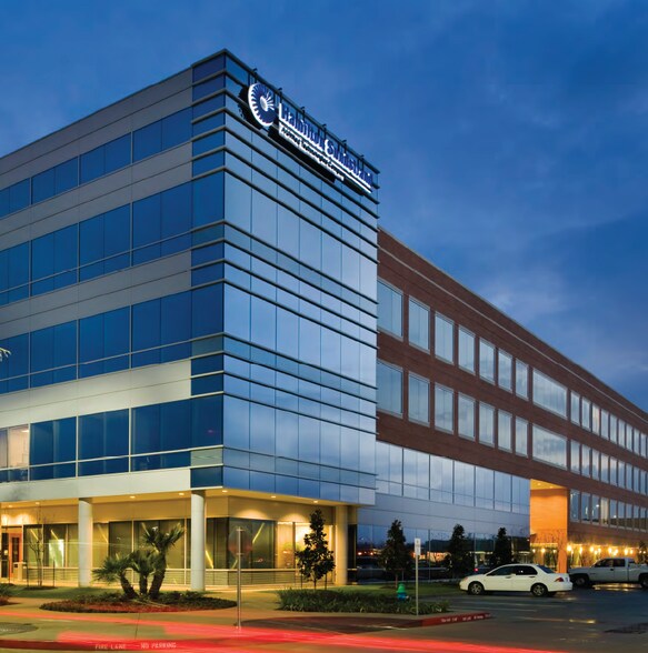 More Photos Of 18050 Saturn Ln, Houston Office For Lease