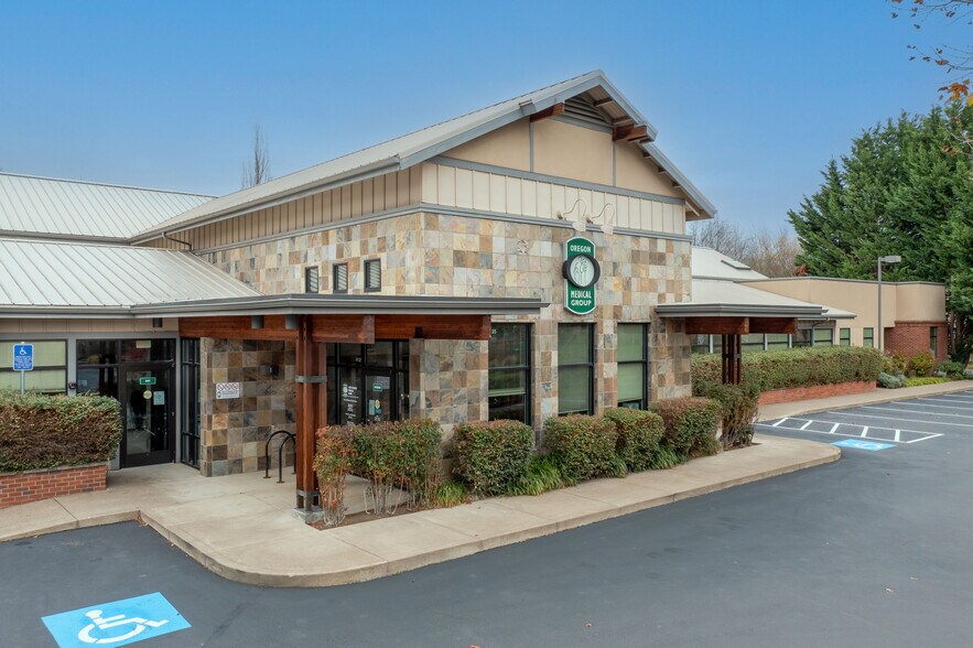 More Photos Of 4135 Quest Dr, Eugene Medical For Sale