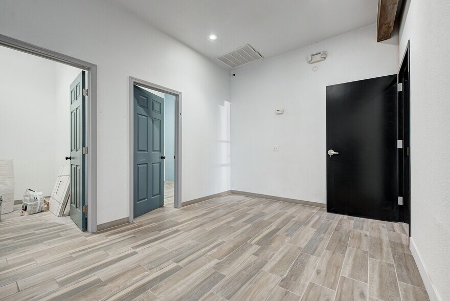 More Photos Of 7917 N May Ave, Oklahoma City Freestanding For Sale