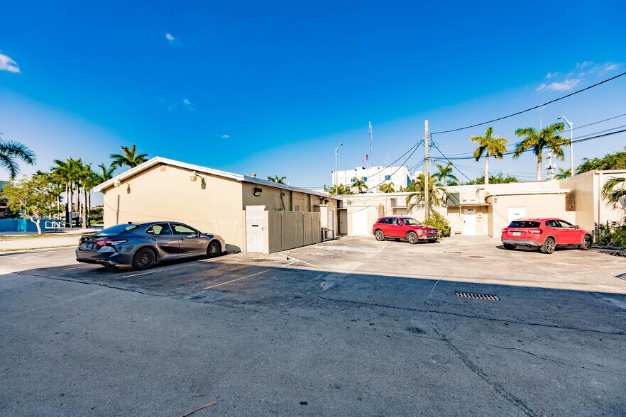 More Photos Of 16978-16990 NE 19th Ave, North Miami Beach Storefront Retail Office For Lease