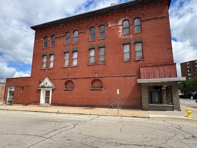 More Photos Of 325 7th St, Rockford Flex For Sale