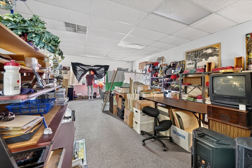 More Photos Of 221-223 N Locust St, Denton Office For Sale