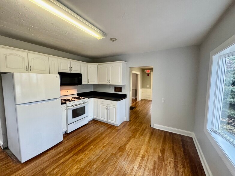 More Photos Of 110 Main St, Kingston Office For Sale
