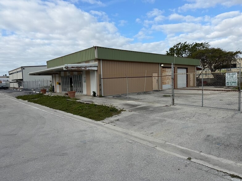 More Photos Of 5511 NW 22nd Ave, Fort Lauderdale Showroom For Lease